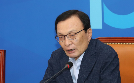 이해찬 민주당 대표가 2일 국회에서 열린 일본 경제 침략 관련 비상 대책 연석회의에서 발언하고 있다. 연합뉴스